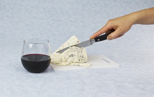 Käsin viipaloitu juusto — kuvapankkivalokuva