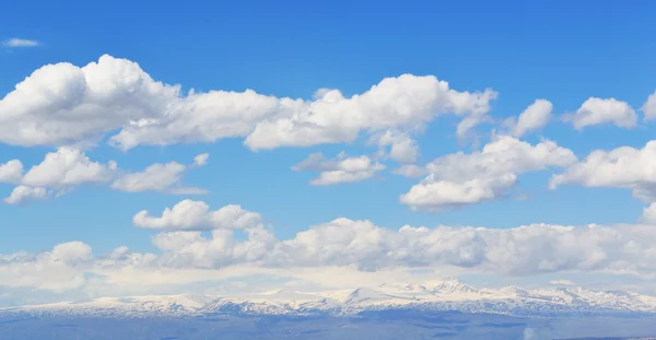 Βουνά και ουρανό με σύννεφα — Φωτογραφία Αρχείου