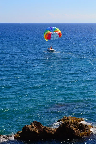 Bir deniz üzerinde renkli paraşüt — Stok fotoğraf