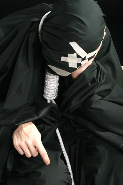Μαύρο mime με σχοινί στο λαιμό — Φωτογραφία Αρχείου