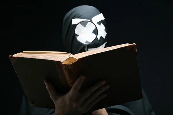 Чёрный мим с пустой книгой — стоковое фото
