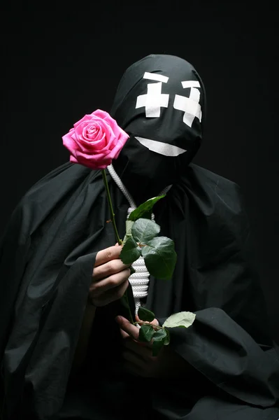 Черный мим с розой — стоковое фото