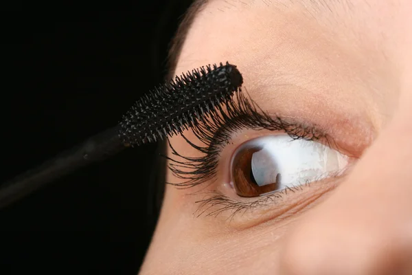 Putting mascara close-up — Stockfoto