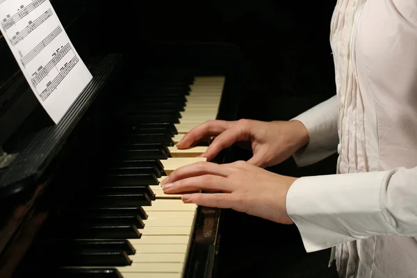 Παίζει πιάνο — Φωτογραφία Αρχείου