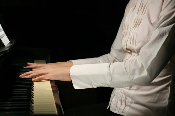 Piano spelen — Stockfoto