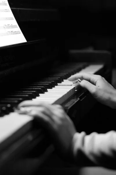 Игра на фортепиано — стоковое фото