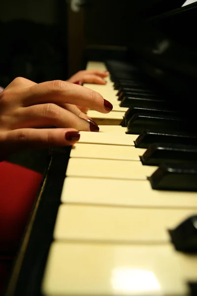 Suonare il pianoforte — Foto Stock