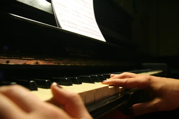 Gry na fortepianie — Zdjęcie stockowe