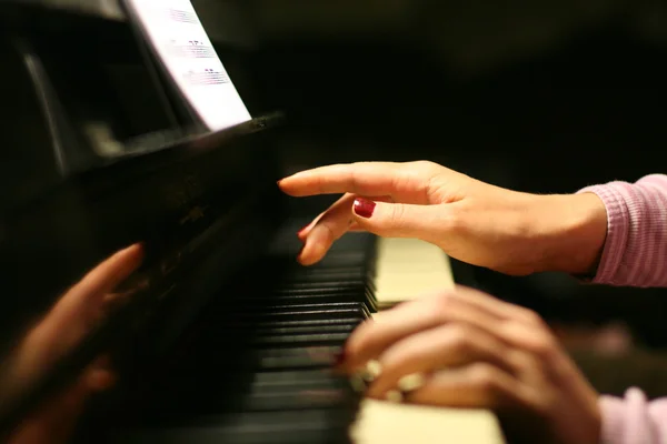 Jouer du piano — Photo