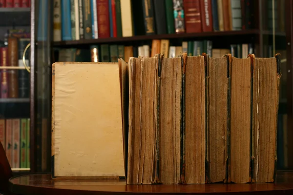 Böcker på bord — Stockfoto