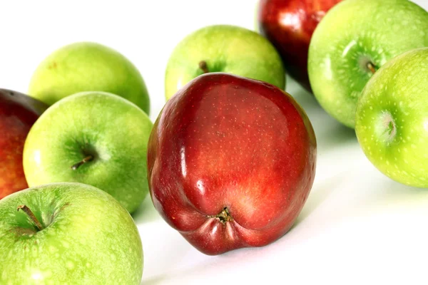 Manzanas rojas y verdes —  Fotos de Stock