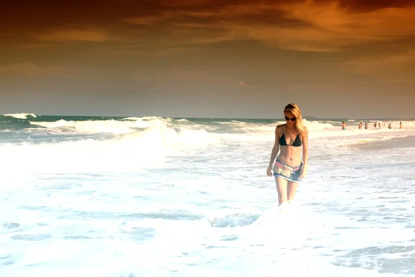 Κορίτσι σε κύματα του ωκεανού — Φωτογραφία Αρχείου