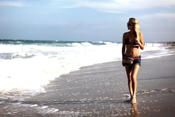 Girl in ocean waves — Stock Photo, Image