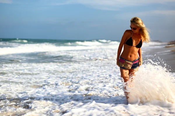 Ragazza in onde dell'oceano — Foto Stock