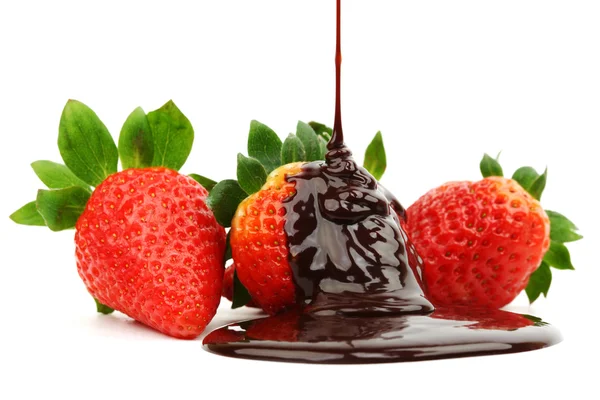 Jordgubbar i choklad — Stockfoto
