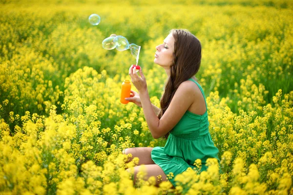 Žena začít mýdlové bubliny — Stock fotografie