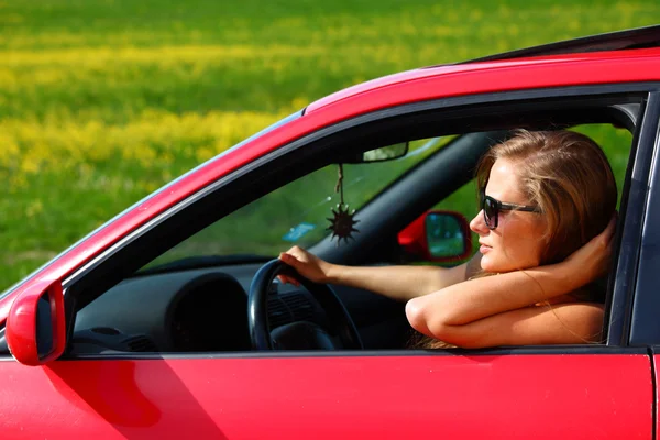 Nő a piros autó — Stock Fotó