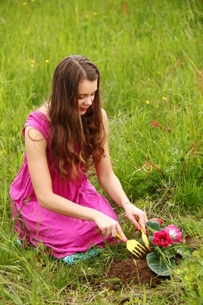 Dívka rostou květ — Stock fotografie