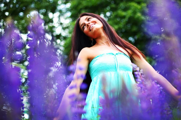 Woman on pink flower field — Stock Photo, Image