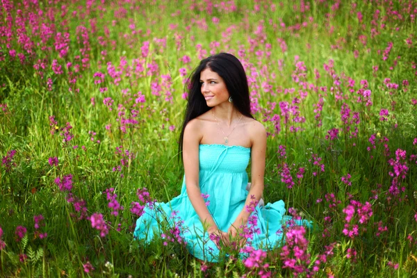Nő a rózsaszín virág mező — Stock Fotó