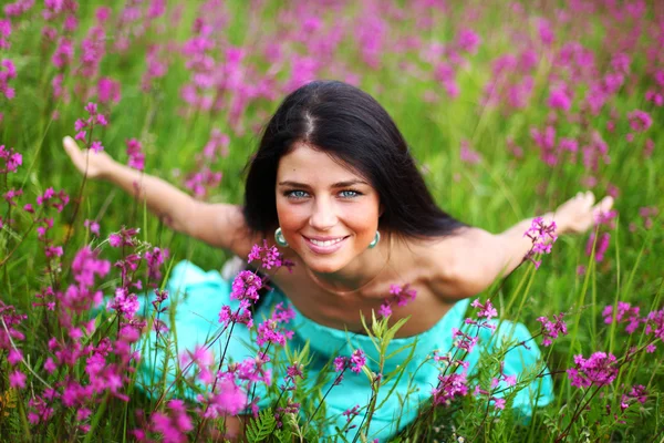 Kvinna på rosa blomma fältet — Stockfoto