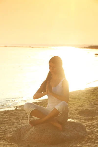 Oceaan yoga zonsopgang — Stockfoto