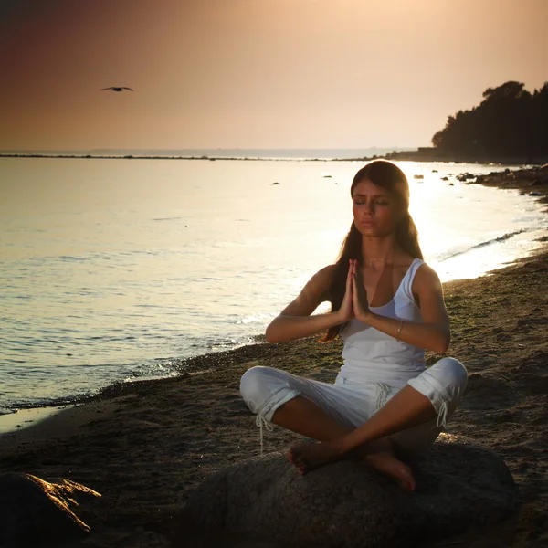 Oceano ioga nascer do sol — Fotografia de Stock