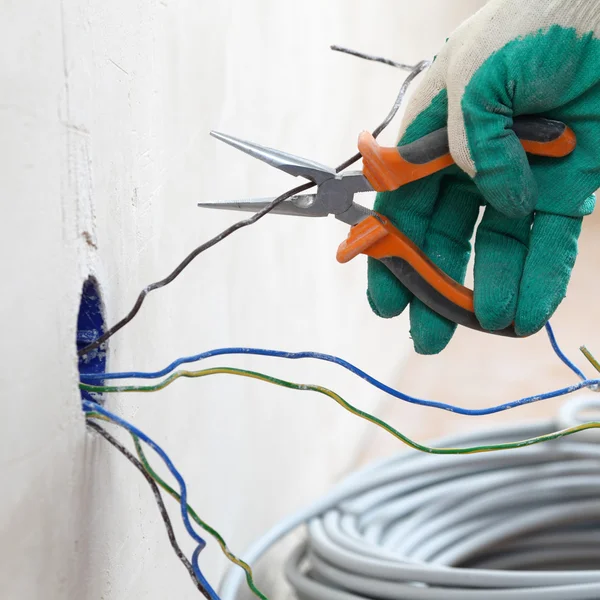Работник кладет провода — стоковое фото