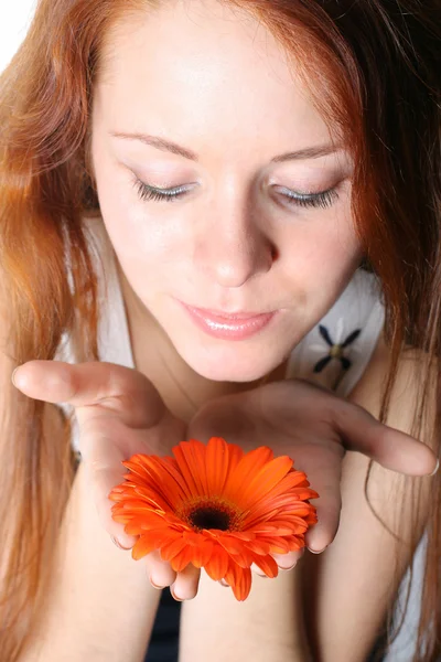 Девушка дует на цветок — стоковое фото