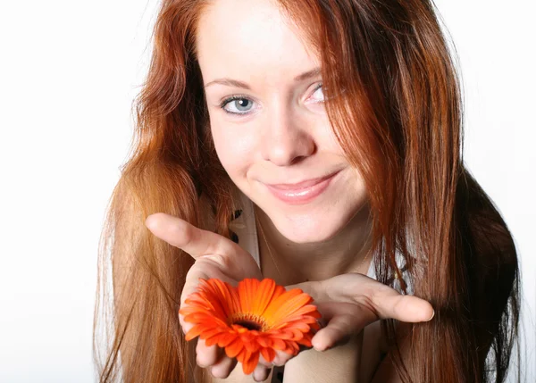 Meisje klap op bloem — Stockfoto