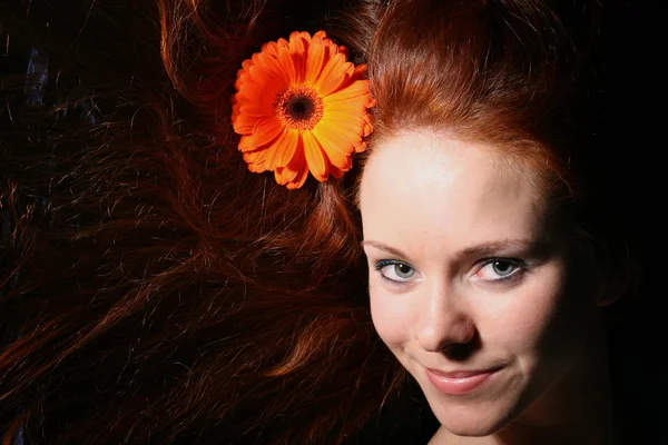 Rote Blume im Haar — Stockfoto