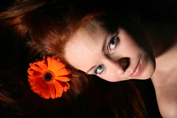 Červená květina ve vlasech — Stock fotografie