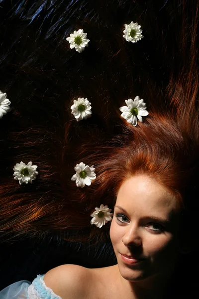 Волосы белые цветы — стоковое фото
