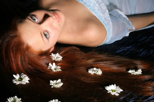Волосы белые цветы — стоковое фото