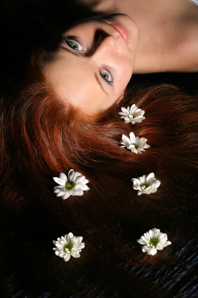 Cheveux fleurs blanches — Photo