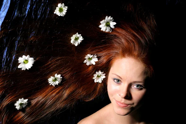 Cheveux fleurs blanches — Photo