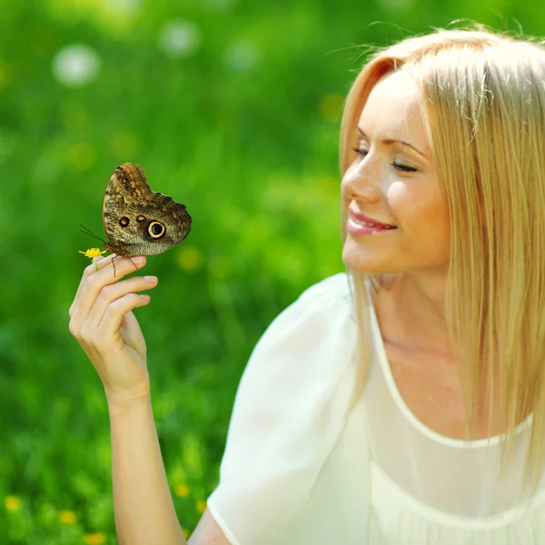 Žena hrající s motýl — Stock fotografie