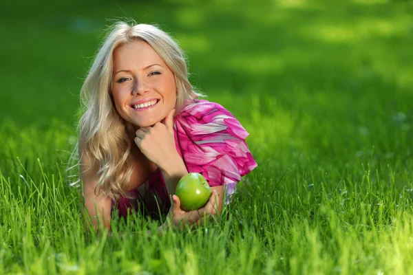 Blondine auf grünem Gras — Stockfoto
