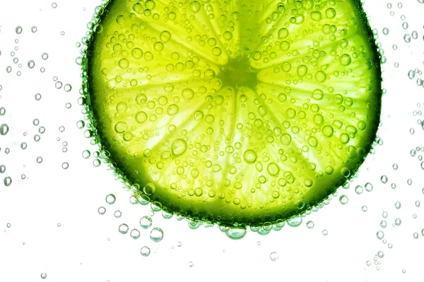 Lime skiva i vatten — Stockfoto