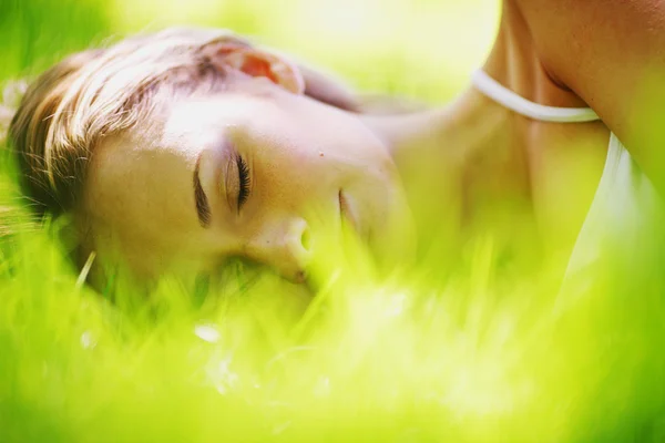 草の上で寝る女性 — ストック写真
