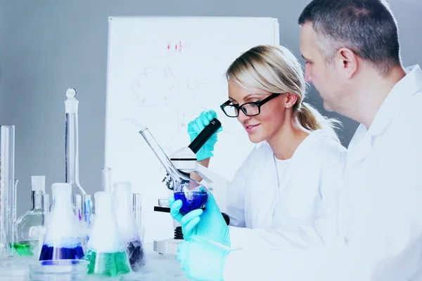 Scientist in chemical lab — Stock Photo, Image