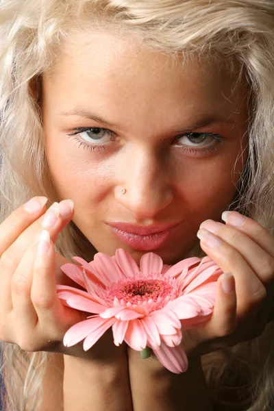Dziewczyna z kwiatami — Zdjęcie stockowe
