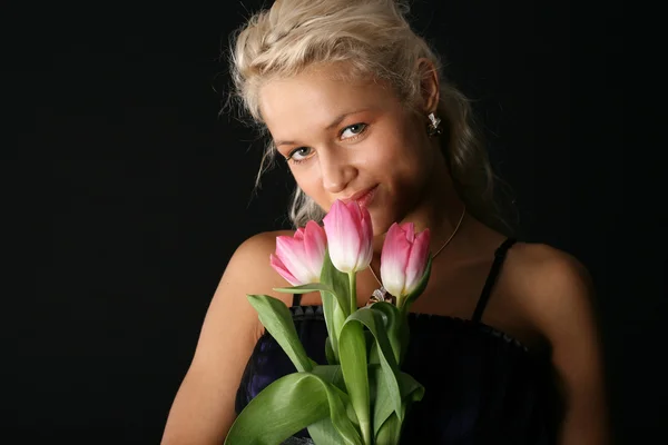 Meisje en tulpen — Stockfoto