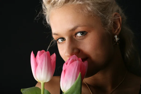 Девочка и тюльпаны — стоковое фото