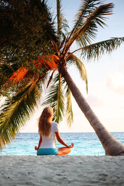 Mulher de ioga sob palma — Fotografia de Stock