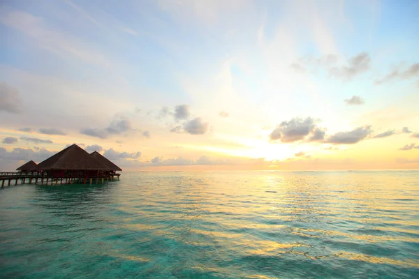 Maledivische Häuser bei Sonnenaufgang — Stockfoto