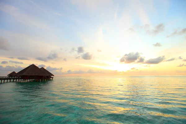 Case maldiviane all'alba — Foto Stock