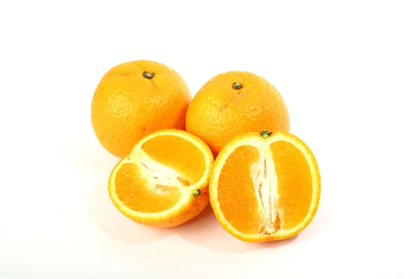고립 된 오렌지 — 스톡 사진