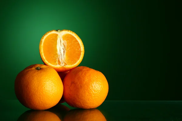 Naranjas sobre verde — Foto de Stock