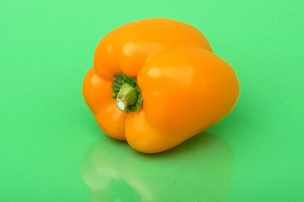 Paprika auf Grün — Stockfoto